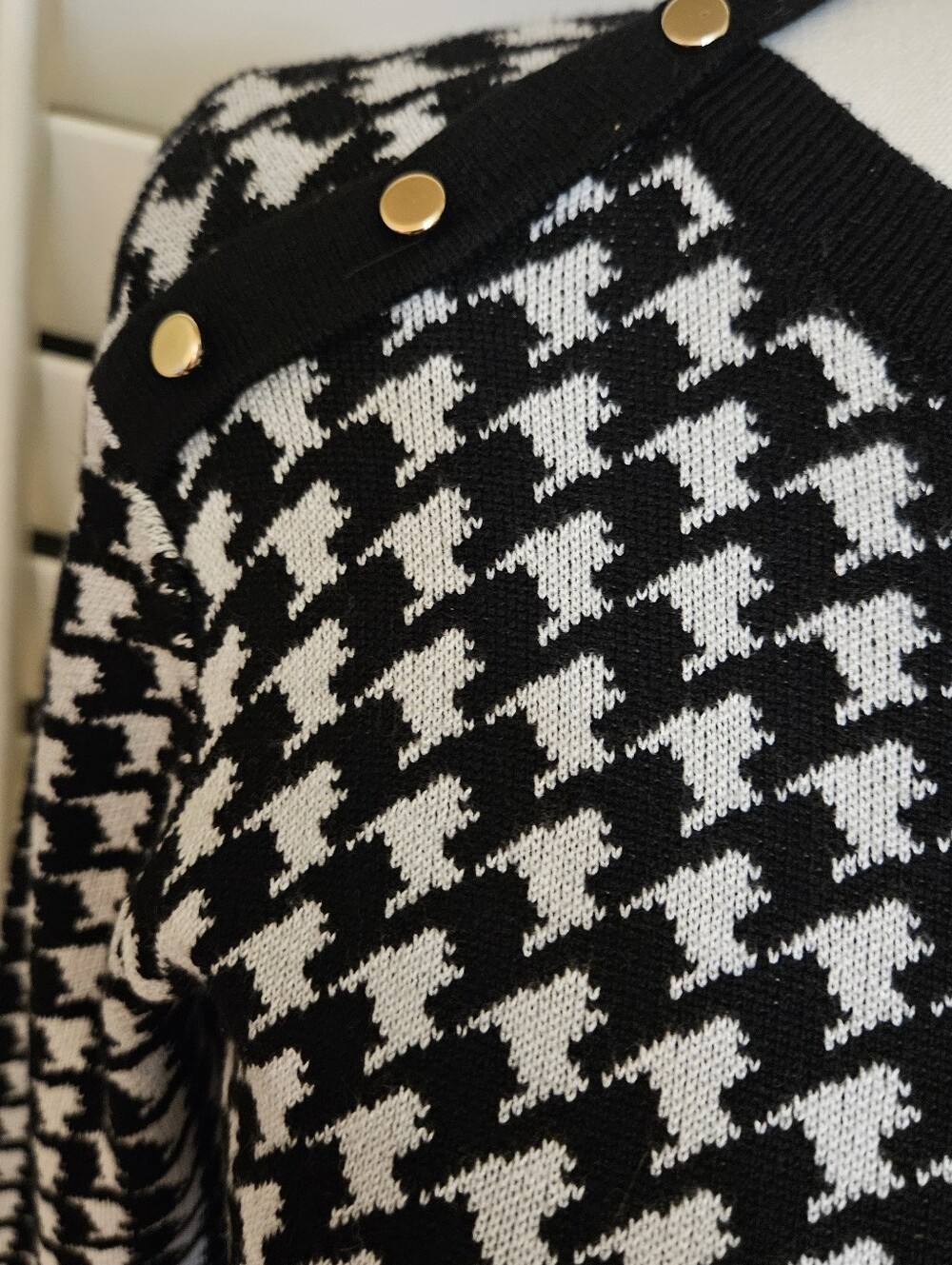 VGT CAROLYN TAYLOR ,HOUNDSTOOTH SHOULDER BUTTON KNIT SWEATER SMALL - Picture 3 of 9